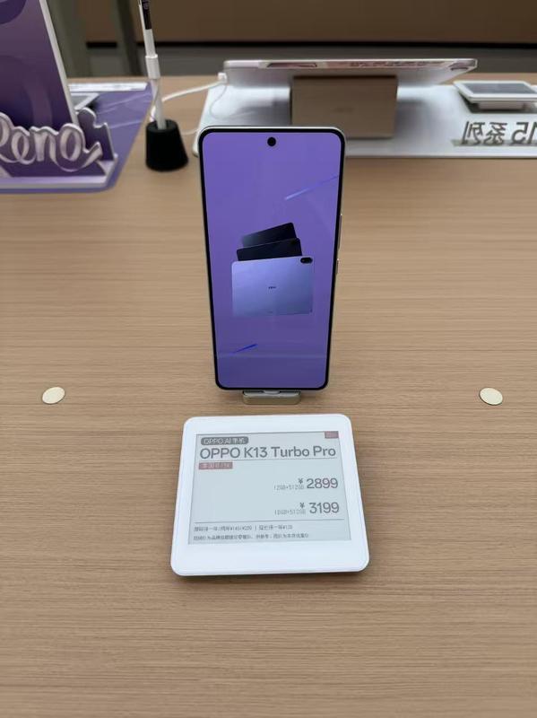  存储芯片成本攀升，线下手机市场现观望情绪；店员提醒消费者，时机或需把握。 手机评测