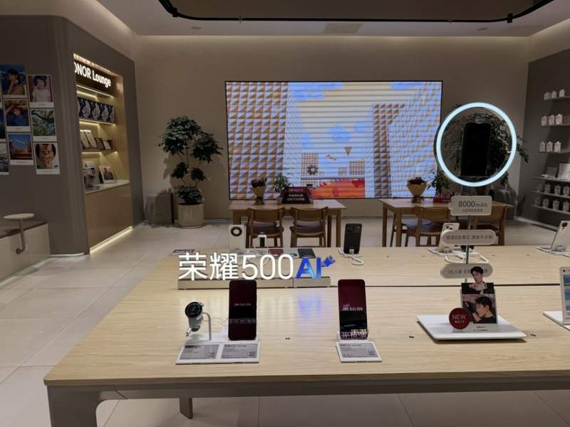  存储芯片成本攀升，线下手机市场现观望情绪；店员提醒消费者，时机或需把握。 手机评测