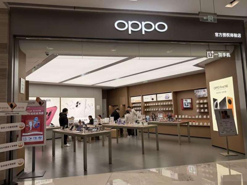  存储芯片成本攀升，线下手机市场现观望情绪；店员提醒消费者，时机或需把握。 手机评测