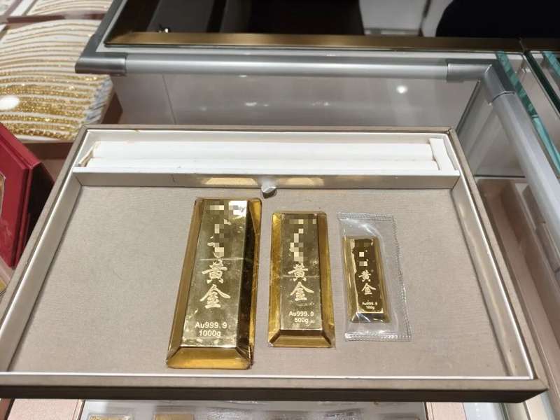 金价出现明显波动;广州消费者积极前往金店咨询购买;专家建议理性分批布局。 股票财经 金价出现明显波动;广州消费者积极前往金店咨询购买;专家建议理性分批布局。 股票财经