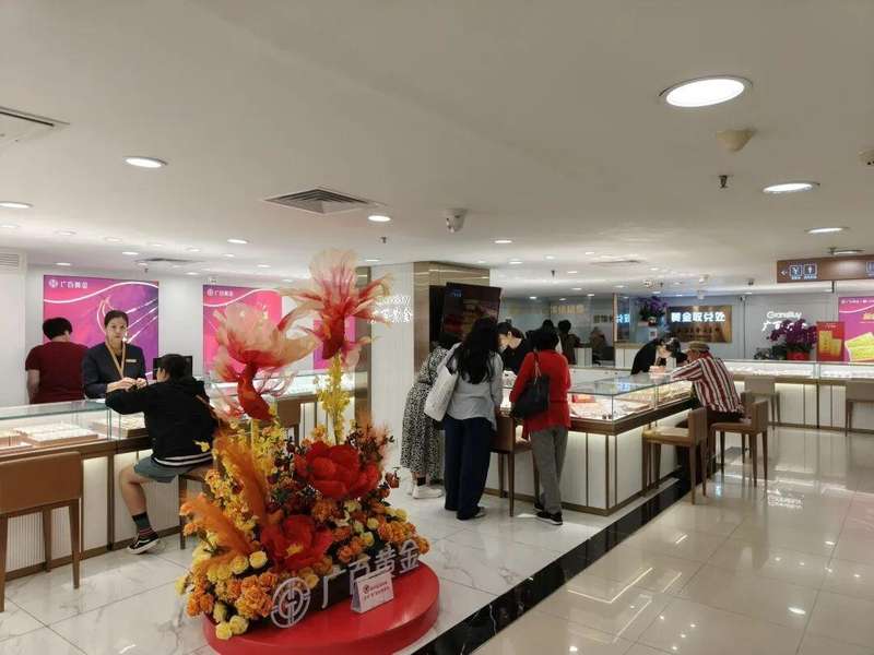 金价出现明显波动;广州消费者积极前往金店咨询购买;专家建议理性分批布局。 股票财经 金价出现明显波动;广州消费者积极前往金店咨询购买;专家建议理性分批布局。 股票财经