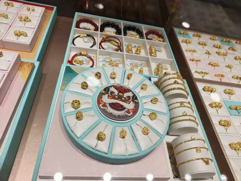 金价出现明显波动;广州消费者积极前往金店咨询购买;专家建议理性分批布局。 股票财经 金价出现明显波动;广州消费者积极前往金店咨询购买;专家建议理性分批布局。 股票财经