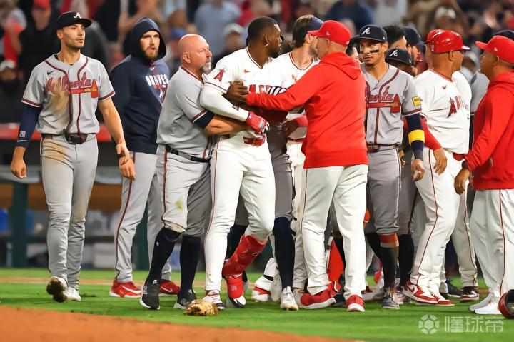  为什么棒球场上几十人冲上去，却没人真动手？看完这个故事你就懂了 体育新闻