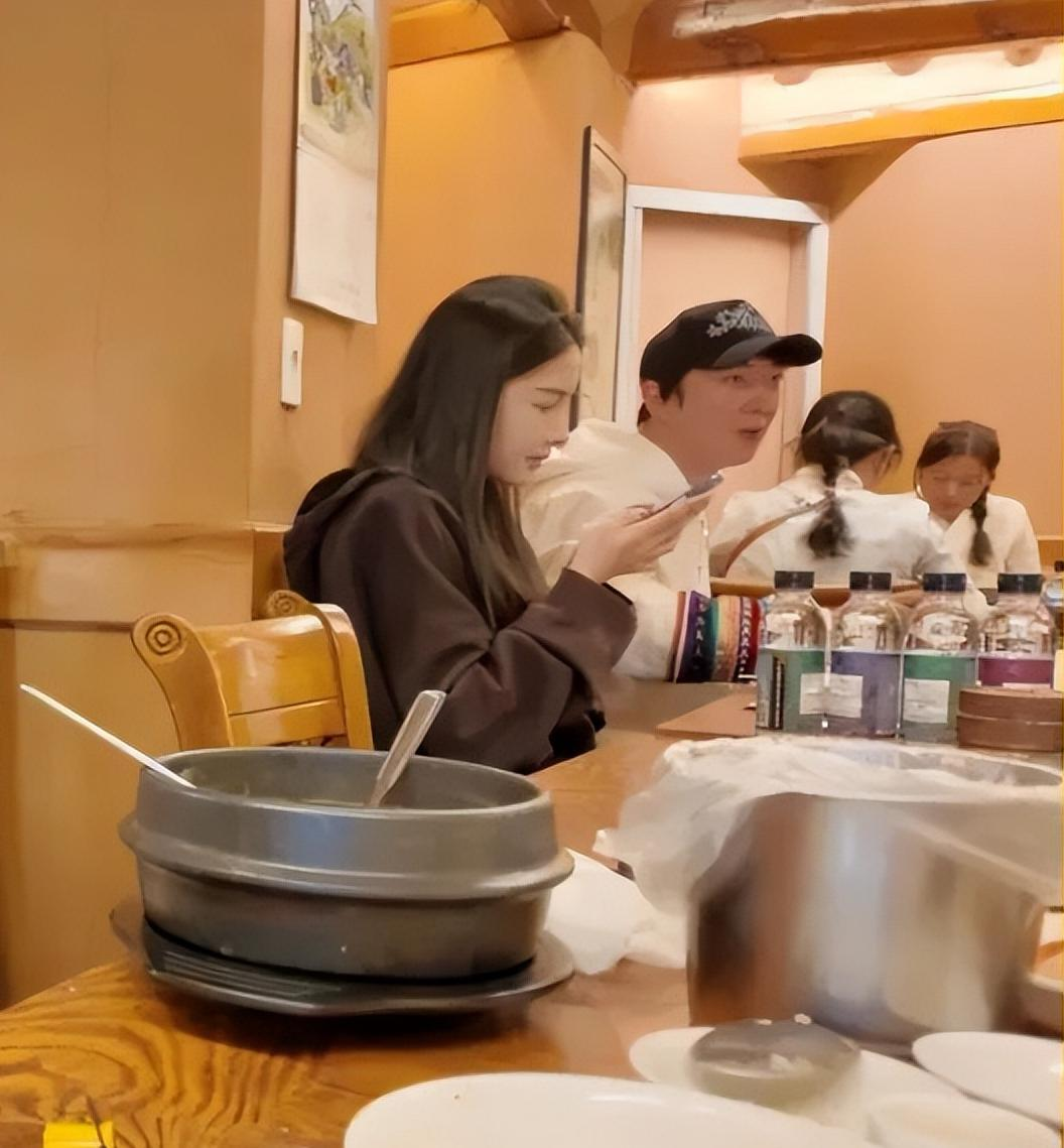  王思聪韩国偶遇事件：网红审美逻辑与社交传播机制深度解析 娱乐新闻