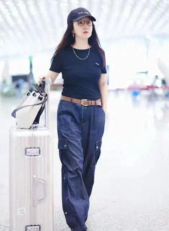  从「甜歌皇后」到「穿搭教科书」：杨钰莹54岁的减龄方法论拆解 时尚用品