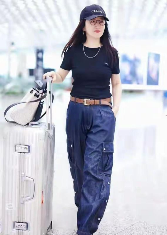  从「甜歌皇后」到「穿搭教科书」：杨钰莹54岁的减龄方法论拆解 时尚用品